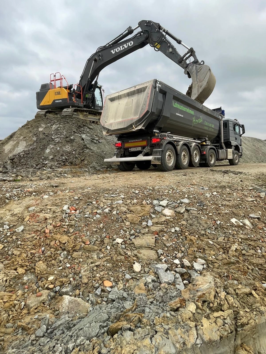 Lohnunternehmen Horak - Forst & Landwirtschaftliches - Bagger belädt einen LKW